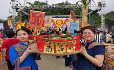 节日里的幼儿园大班教案5篇