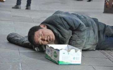 读跛乞丐有感600字5篇(1. 街头乞讨者的心声
2. 与跛者对话：感悟与启示
3. 乞讨者的故事：一段感人的旅程
4. 跛者的坚韧与勇气
5. 乞讨背后的故事：探寻真相)