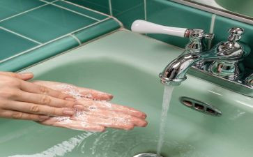 小班《洗手》教案6篇